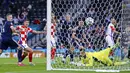 Penjaga gawang Skotlandia David Marshall menerima gol dari pemain Kroasia Ivan Perisic (kanan) pada pertandingan Grup D Euro 2020 di Stadion Hampden Park, Glasgow, Selasa (22/6/2021). Kroasia menang 3-1. (Robert Perry/Pool via AP)