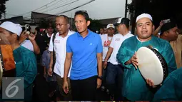 Cawagub DKI Jakarta, Sandiaga S Uno (tengah) bersiap menemui pendukungnya di Jalan Tanjung Barat Selatan, Jakarta, Minggu (20/11). Sandiaga melantik relawan komunitas Anies-Sandi tingkat RW Kelurahan Lenteng Agung. (Liputan6.com/Helmi Fithriansyah)