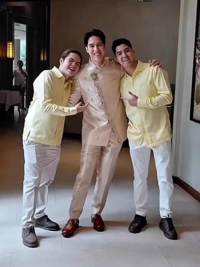 EL Rumi tampil gagah mengenakan beskap saat lamaran. [@erueru11]