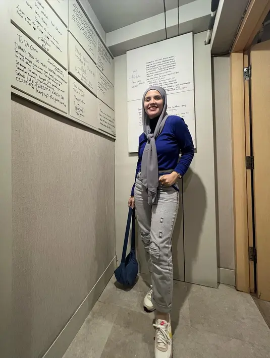 Pameran berat badan ideal, Aldila tampil dengan busana bernuansa navy. Long sleeve shirt dipadukan dengan celana cargo dan sneakers. [instagram/dhila_bekti]