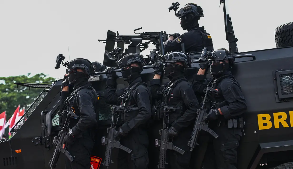 Sejumlah atraksi ditampilkan dalam peringatan HUT ke-78 Bhayangkara di Banda Aceh. (CHAIDEER MAHYUDDIN/AFP)