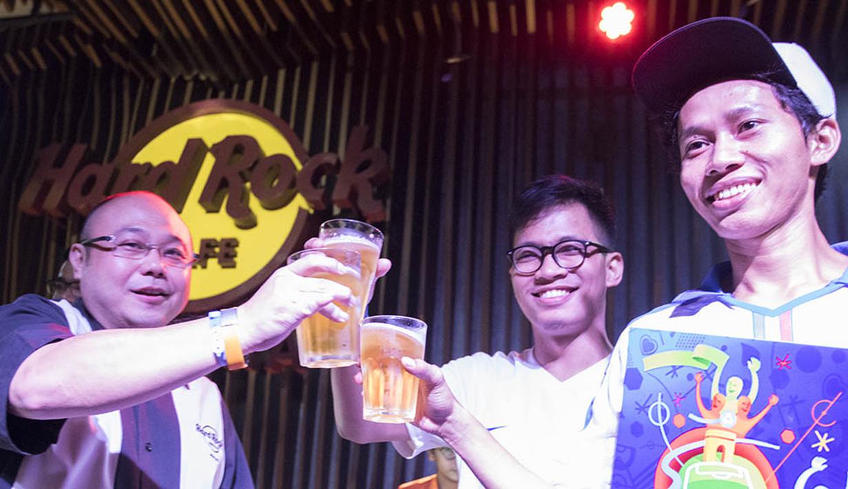 Para pemenang merayakan kemenangan nonton langsung Euro 2016 yang diadakan oleh Carlsberg. (Bola.com/Vitalis Yogi Trisna)