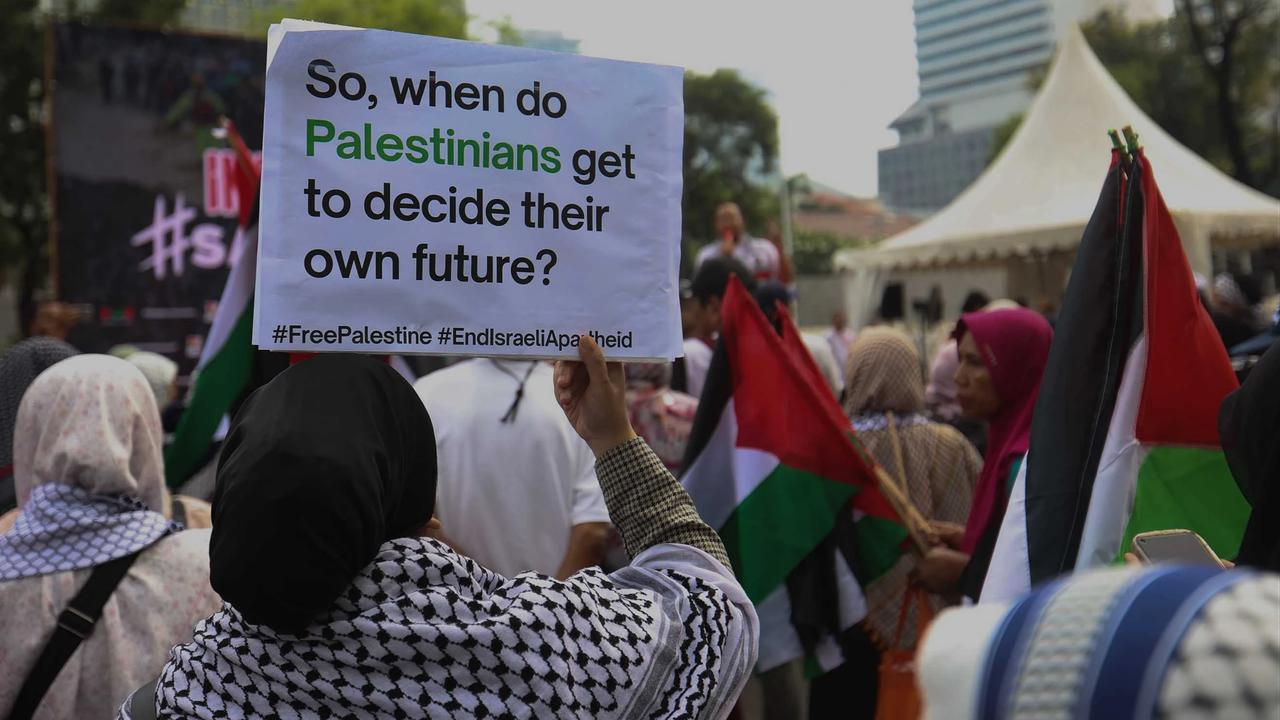 FOTO: Aksi Bela Palestina Warnai Menjelang Reuni 212 di Depan Kedutaan AS