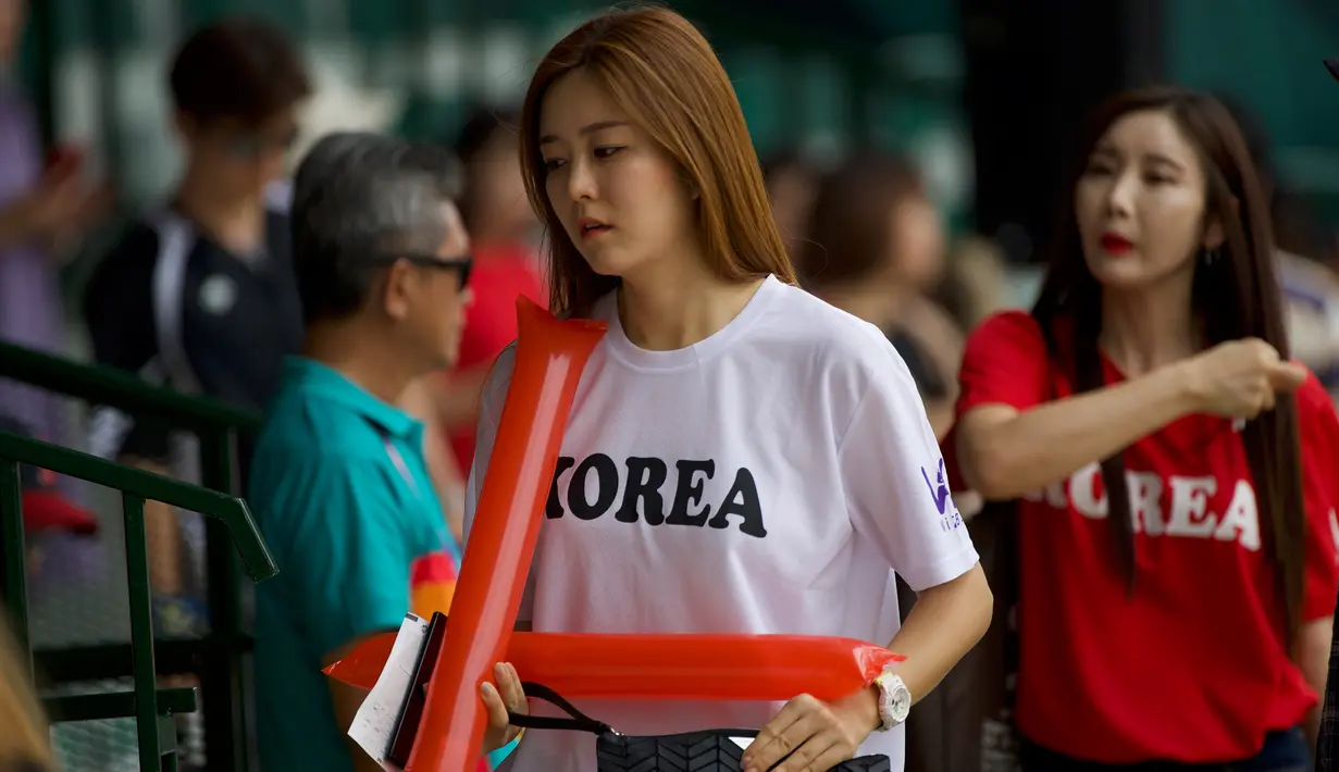 Antusias suporter cantik Korea saat mendukung tim Baseball Korea melawan tim Baseball Hong Kong pada penyisihan Baseball Asian Games 2018 di Lapangan Baseball Senayan, Jakarta (28/8). (ANTARA FOTO/INASGOC/Nick Hanoatubun/MTG/18)