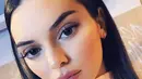 Bukan hanya bibir, Kendall Jenner pun dikabarkan melakukan operasi untuk pipi dan juga hidungnya. (instagram/kendalljenner)