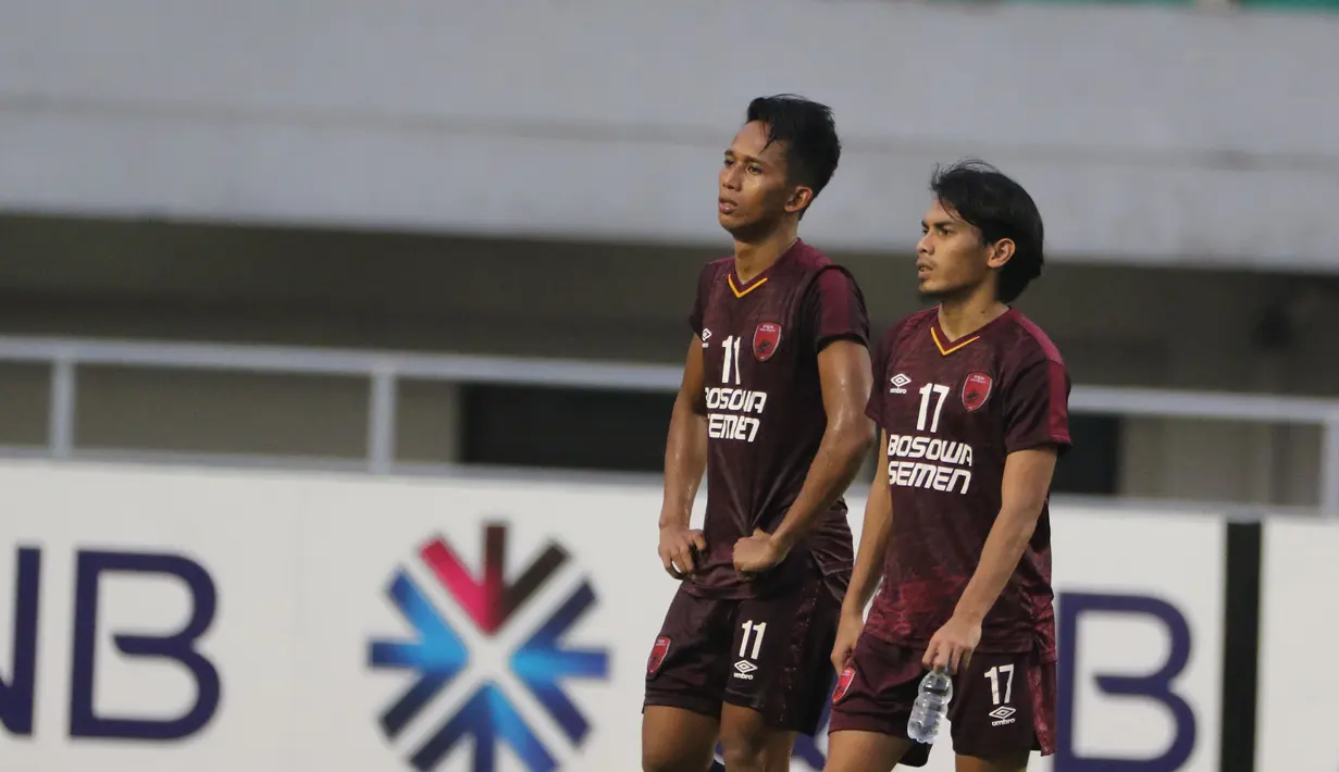 Pemain PSM Makassar tampak kecewa usai gagal lolos ke final Zona ASEAN Piala AFC 2019 meski menang atas Becamex Binh Duong di Stadion Pakansari, Rabu (26/6). PSM menang 2-1 atas Becamex Binh Duong. (Bola.com/M Iqbal Ichsan)