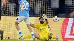 Kiper Liverpool, Alisson Becker, gagal menghalau bola tendangan pemain Napoli Piotr Zielinski, pada laga Liga Champions di Stadion Diego Armando Maradona, Kamis (8/9/2022). (AP/Andrew Medichini)