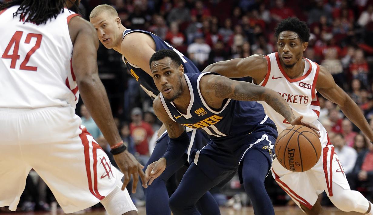 Pebasket Houston Rockets, Brandon Knight, berusaha merebut bola dengan pemain Denver Nuggets, Monte Morris, pada laga NBA di Toyota Center, Selasa (8/1). Houston Rockets menang 125-113 atas Denver Nuggets. (AP/Michael Wyke)
