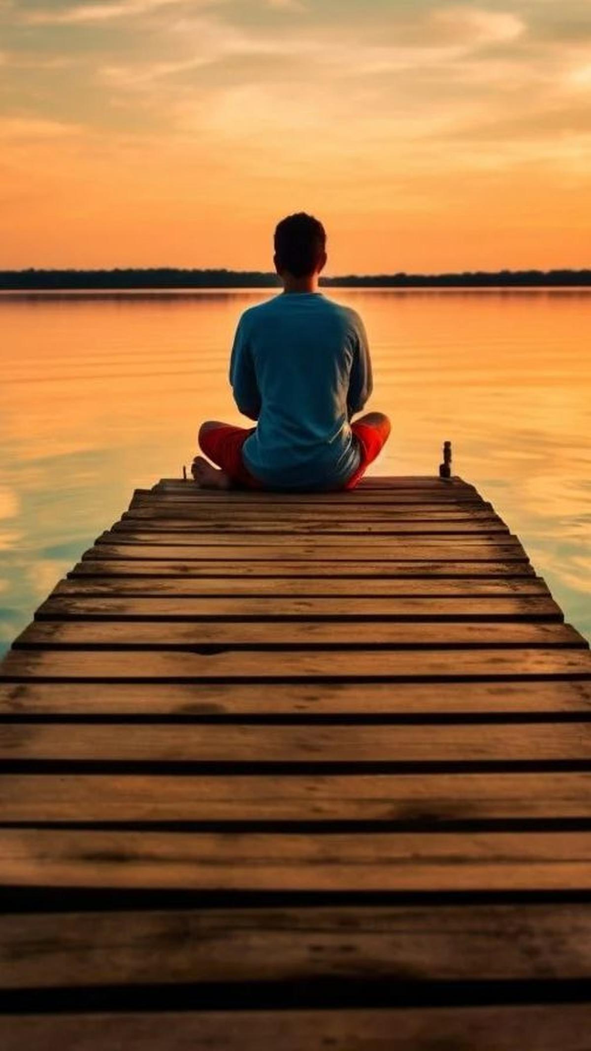 Selain dopamin, ada juga zat kimia lain yang mempengaruhi introvert dan ekstrovert, yaitu asetilkolin. Asetilkolin juga berkaitan dengan hadiah dan kegembiraan, tetapi lebih terkait dengan fokus, belajar, dan memori. Introvert memiliki reaksi yang lebih k