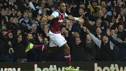2. West Ham, 95 poundsterling atau sekitar 1,87 juta rupiah. (AFP/Glyn Kirk)
