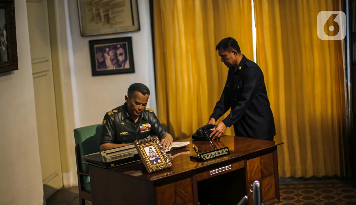 Petugas mengecek diorama di Museum Jenderal Besar DR AH Nasution, Jakarta, Rabu (28/9/2022). Tanggal 1 Oktober diperingati sebagai Hari Kesaktian Pancasila untuk mengenang korban dari peristiwa G30S/PKI yang juga merenggut nyawa putri Jenderal Besar Nasution, Ade Irma Suryani Nasution. (Liputan6.com/Faizal Fanani)