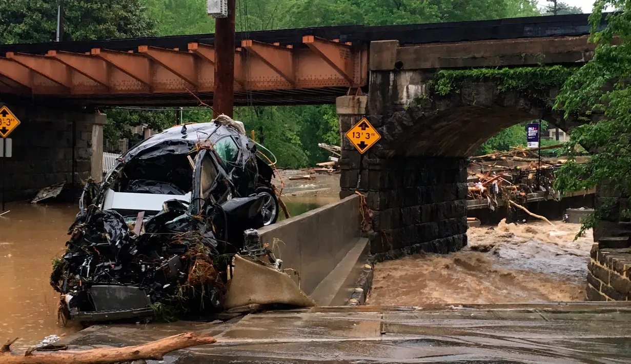 Sebuah mobil ringsek usai tersapu banjir bandang yang melanda Ellicott City, Maryland, Amerika Serikat, Minggu (27/5). (Libby Solomon/The Baltimore Sun via AP)