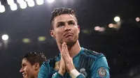 Bintang Real Madrid Cristiano Ronaldo membalas penghormatan yang diberikan fans Juventus atas gol saltonya dalam perempat final Liga Champions di Alliaz Stadium, Turin, Rabu (4/4/2018) dini hari WIB. Real Madrid menang 3-0. (Marco BERTORELLO / AFP)