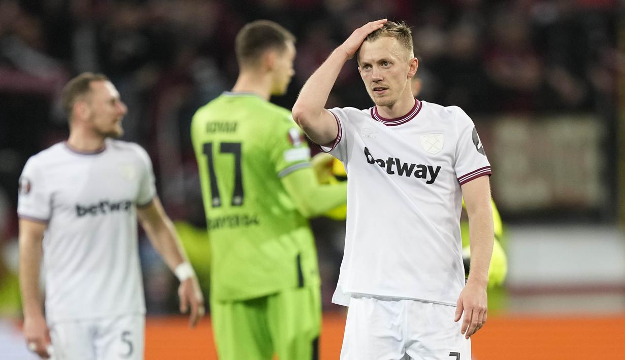 Pemain West Ham United, James Ward-Prowse, tampak kecewa setelah ditaklukkan Bayer Leverkusen pada laga Perempat final Liga Europa di Stadion BayArena, Jumat (12/4/2024). (AP Photo/Martin Meissner)