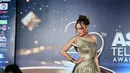 Luna Maya hadir dengan penampilan luar biasa, memancarkan aura glamor yang tak tertandingi. Dalam balutan gaun strapless berwarna emas karya desainer berbakat @wikiwu5, Luna tampil bak dewi yang memukau. [@styledbyrevashion/@lunamaya].