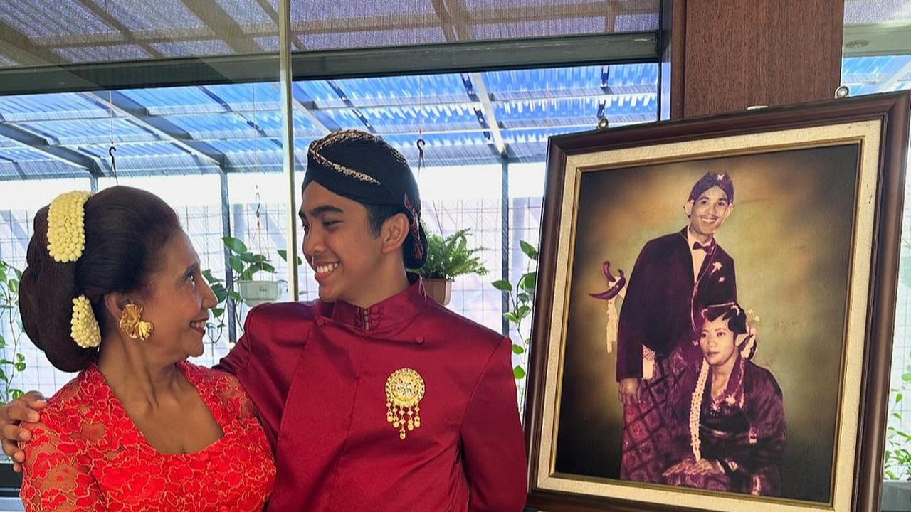 Susi Pudjiastuti Anggun Berkebaya Dipelukan Dua 'Pangeran' Tampan