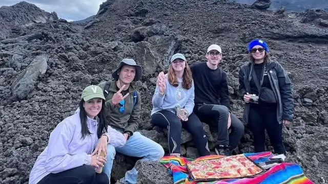 Ilustrasi pengunjung menikmati pizza yang dimasak menggunakan lava Gunung Merapi Pacaya
