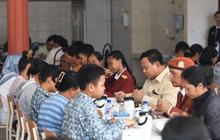 Prabowo Santap Makan Bergizi Gratis Bersama Pelajar di SRMP Tabanan, Tekankan Akses Pendidikan
