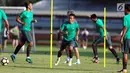 Pemain Timnas Indonesia U-22, Evan Dimas Darmono (tengah) melakukan pemanasan jelang latihan di lapangan SPH Karawaci, Banten, Senin (7/8). Latihan ini persiapan laga di SEA Games 2017 Kuala Lumpur. (Liputan6.com/Helmi Fithriansyah)