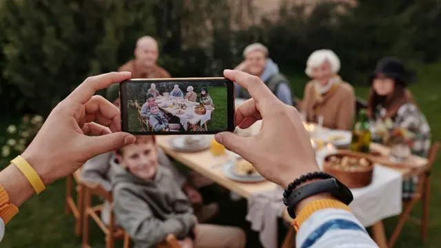 Nggak Perlu FOMO, Begini Cara Elegan Menyikapi Postingan Liburan Teman di Media Sosial