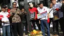 Jubir KPK Febri Diansyah saat menemui aktivis di depan gedung KPK, Jakarta, Jumat (24/11). Aksi tersebut merupakan dukungan kepada KPK untuk mengusut tuntas kasus korupsi KTP Elektronik yang merugikan negara Rp2,3 triliun. (Liputan6.com/Immanuel Antonius)