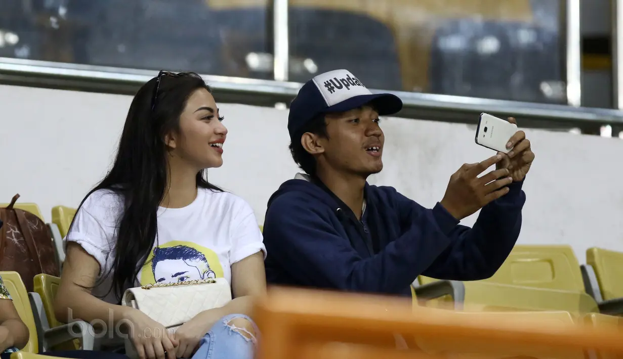 Ariel Tatum berfoto bersama fans di tribun VIP menyaksikan laga Persija Jakarta melawan Sriwijaya FC di Stadion Wibawa Mukti, Cikarang, Jumat (16/6/2017). (Bola.com/Nicklas Hanoatubun)