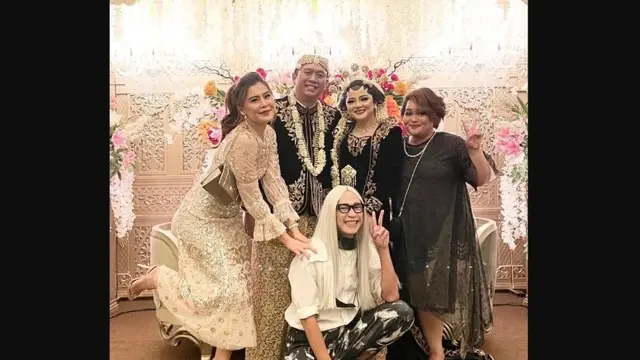 Gaya Nyentrik Aming saat Hadiri Berbagai Acara Pesta.