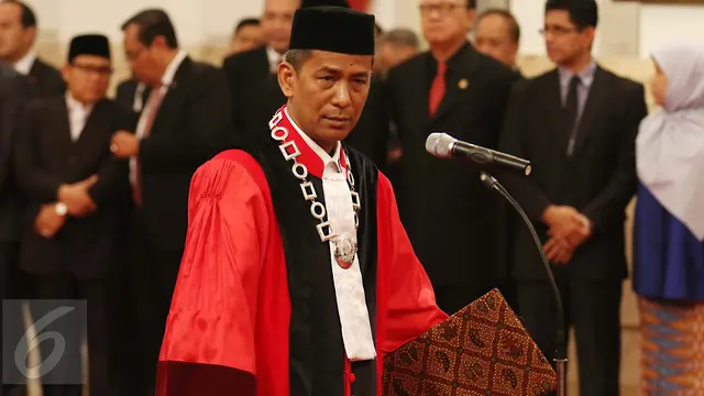 Jokowi Lantik Hakim Mahkamah Konstitusi