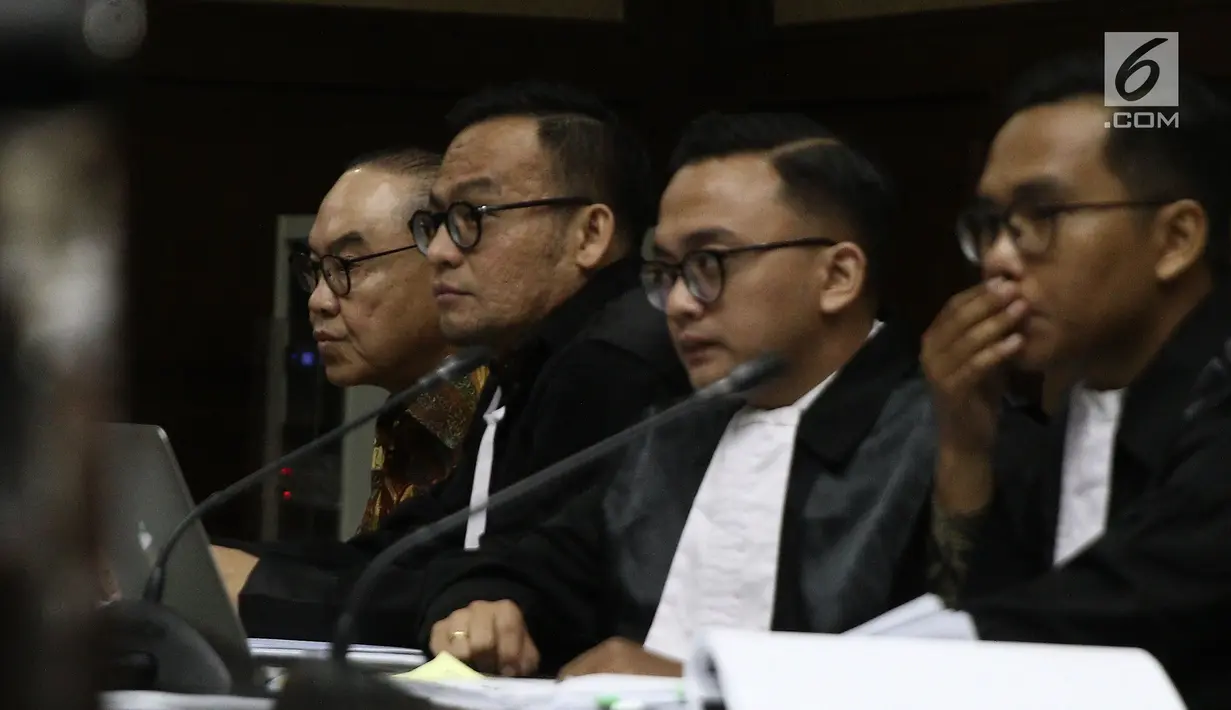 Terdakwa Johannes Budisutrisno Kotjo (kiri) menjalani sidang lanjutan kasus PLTU Riau-1 di Pengadilan Tipikor Jakarta, Kamis (11/10). Hari ini terdakwa Johannes Budisutrisno Kotjo menjalani persidangan pemeriksaan saksi. (Liputan6.com/Herman Zakharia)