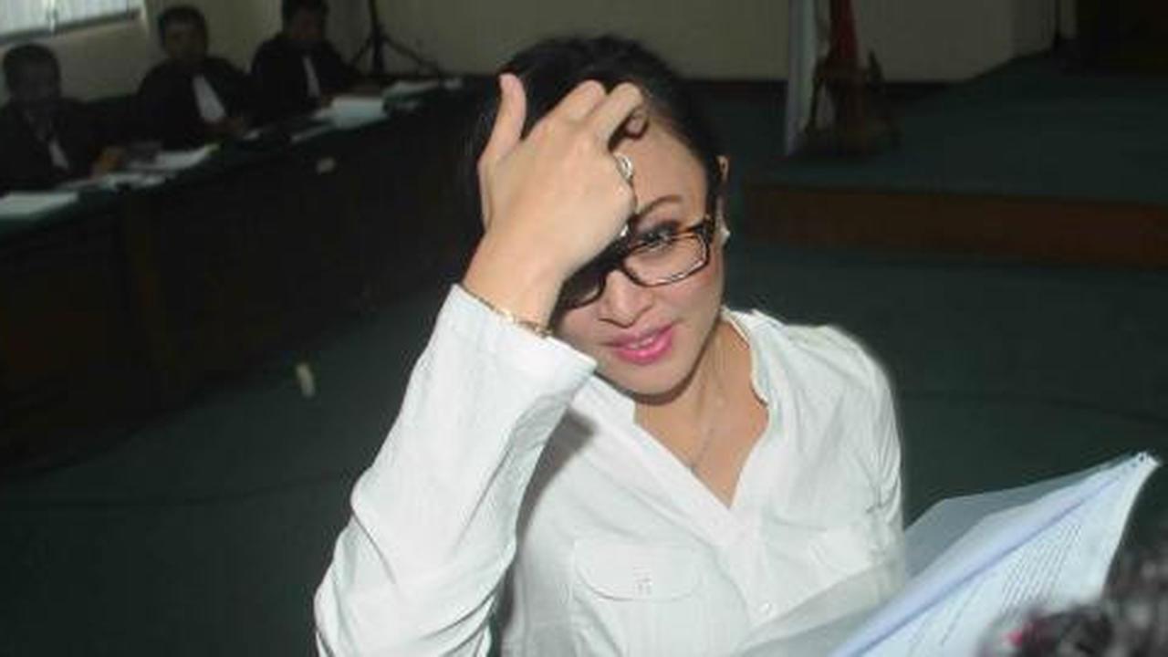  Fans di twitter puji Angie tak takut hadapi sidang