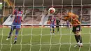 Pemain Wolverhampton Wanderers Daniel Podence (kanan) mencetak gol ke gawang Crystal Palace pada pertandingan Premier League di Molineux Stadium, Wolverhampton, Inggris, Senin (20/7/2020). Wolverhampton Wanderers menang 2-0. (AP Photo/Cath Ivill, Pool)