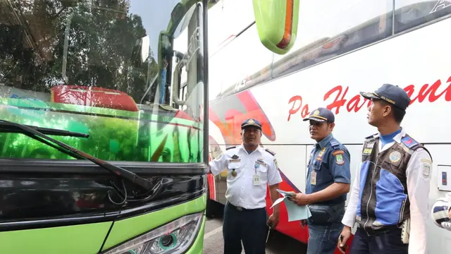 Dinas Perhubungan (Dishub) Kota Tangerang lakukan ramp check atau tes kelaikan angkutan kendaraan mudik di Terminal Poris Plawad Tangerang, Selasa (28/5/2019). (Liputan6/Pramitha)