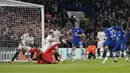 Kiper Real Madrid, Thibaut Courtois, melakukan penyelamatan saat melawan Chelsea pada laga leg kedua perempat final Liga Champions di Stadion Stamford Bridge, Rabu (19/4/2023). (AP Photo/Kirsty Wigglesworth)