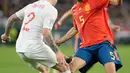 Gelandang Inggris, Kieran Trippier berusaha melewati bek Spanyol, Sergio Busquets selama pertandingan UEFA Nations League 2018 di stadion Benito Villamarin, Sevilla (15/10). Inggris menang 3-2 atas Spanyol. (AFP Photo/Cristina Quicler)