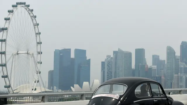Aktivitas Warga Singapura Saat Diselimuti Kabut Asap
