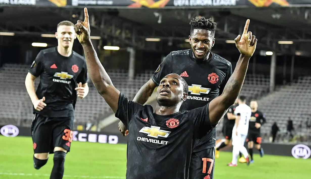 Striker Manchester United, Odion Ighalo, merayakan gol yang dicetaknya ke gawang LASK pada leg pertama 16 besar Liga Europa di Linzer Stadion, Linz, Austria, Jumat (13/3). Manchester United menang telak 5-0 atas LASK. (AP/Kerstin Joensson)