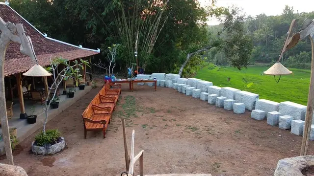 Bersantap Makanan Kampung di Pawon Purba dengan Gunung Api Purba di Depan Mata