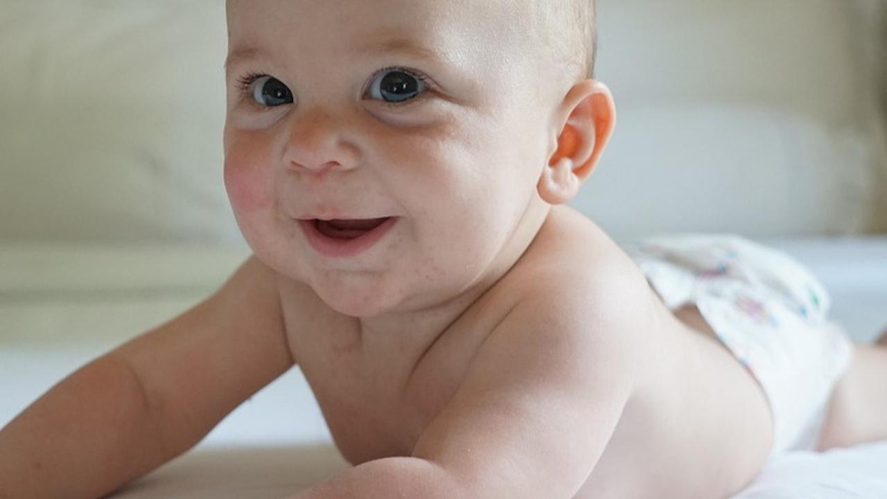 7 Manfaat Tummy Time untuk Bayi, Melatih Motorik hingga Meredakan Kembung