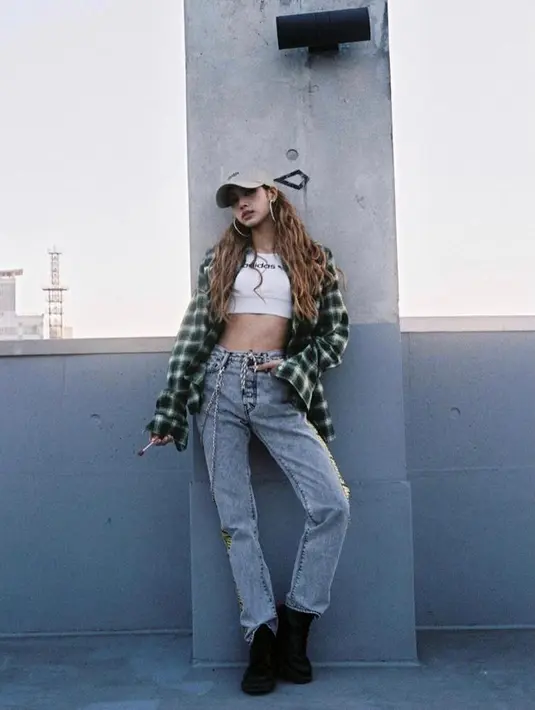 Padu padankan crop top dengan oversized plaid shirt dan high waist jeans. Kece abis! (Instagram/lalalalisa_m).