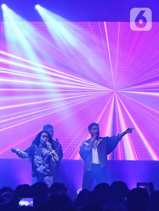 Penampilan Svmmerdose berkolaborasi dengan Bam Mastro saat konser perdana di The Pallas SCBD, Jakarta, Sabtu (15/2/2020). Band Svmmerdose menggelar konser perdananya yang bertajuk Don't Fall In Love With Me dengan membawakan lagu seperti Stockholm, Got It All. (Liputan6.com/Herman Zakharia)
