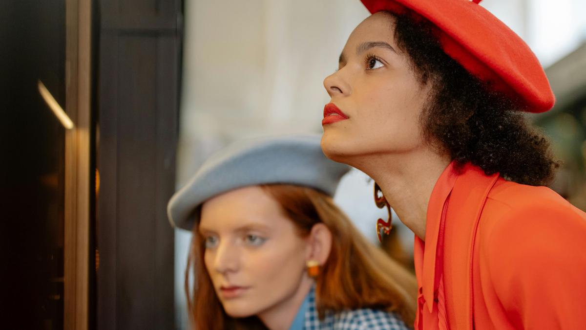10 Padu Padan Outfit Pakai Topi Baret, Tampilan Makin Stylish dan Tidak Monoton