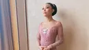 Tampil anggun seperti Ayu Dewi dengan kebaya dress full payet yang hadir dalam palet warna ombre pink-putih. [@askyfebrianti]