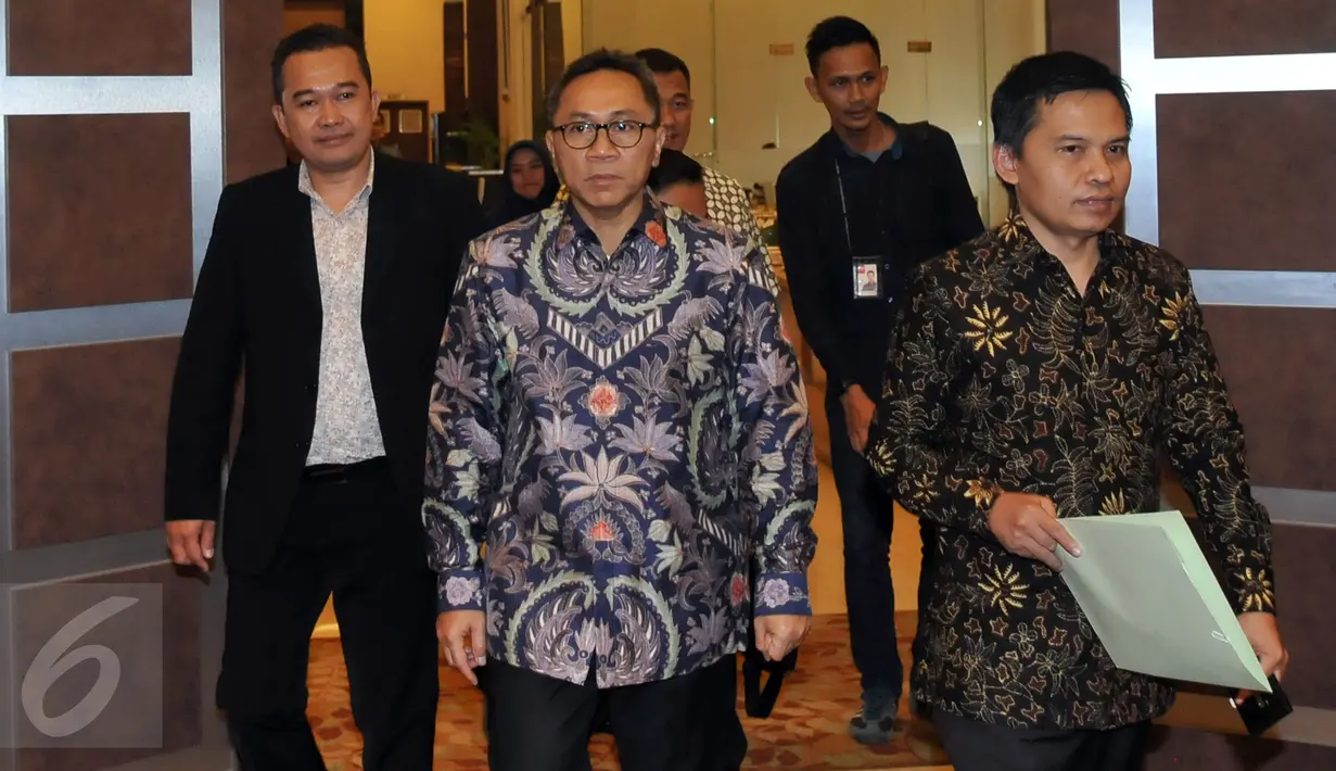 Ketua MPR Zulkifli Hasan (tengah) saat tiba di acara "Netizens Jogja Ngobrol bareng MPR RI" di Yogyakarta, Jumat (18/3/2016). MPR mengajak para Nitizen dan Blogger Indonesia untuk ikut serta mensosialisasikan 4 Pilar. (Liputan6.com/Johan Tallo)
