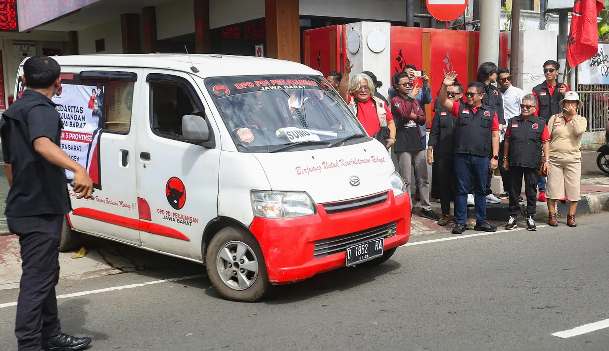 Dan, seluruh pendanaan aksi gotong royong ini berasal dari Yayasan Mega Gotong Royong, termasuk sumbangan pribadi Ketua Umum PDIP Megawati Soekarnoputri sebesar Rp 3,2 miliar. Tampak dalam foto, Sekretaris Jenderal Dewan Pimpinan Pusat (DPP) Partai Demokrasi Indonesia Perjuangan (PDIP), Hasto Kristiyanto (ketiga kanan) bersama Ribka Tjiptaning selaku Ketua DPP PDIP Bidang Kesehatan saat memberangkatkan relawan dan ambulans ke wilayah terdampak bencana Sumatera di halaman Sekolah Partai PDI-P, Lenteng Agung, Jakarta Selatan, Senin (29/12/2025). (merdeka.com/Arie Basuki)