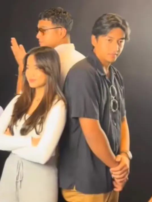 Fuji mengenakan atasan kaus lengan panjang berwarna putih, dipadunya dengan sweat pants berwarna abu-abu. Gaya kasual sederhana, yang tampak sopan dan menawan ini dipadukan mengenakan mini bag silver berkilauan. [Foto: Instagram/fuji_an]