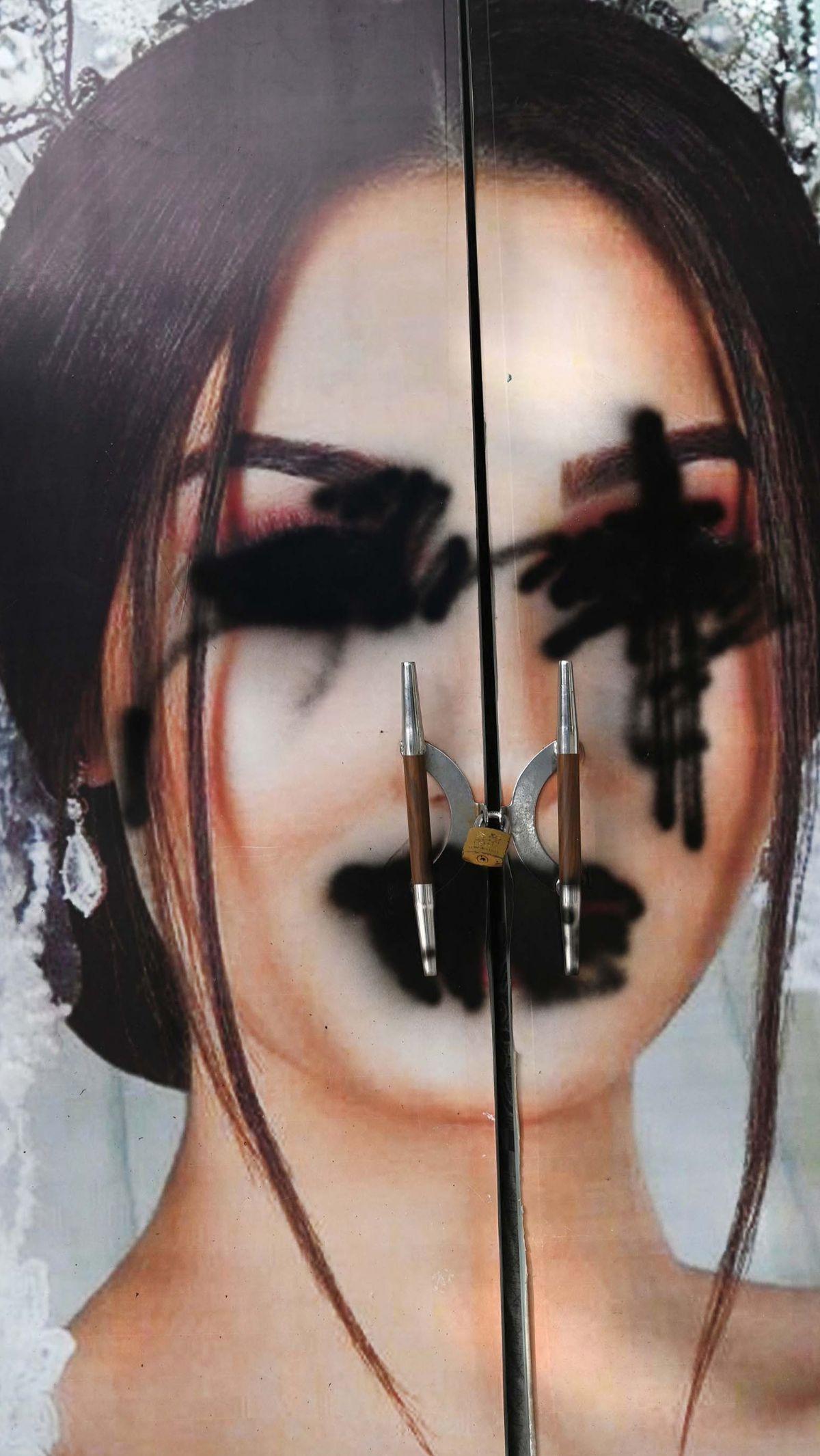 Sejumlah salon kecantikan menjadi sasaran vandalisme pada masa-masa awal Taliban berkuasa.