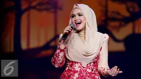 Penyanyi Malaysia, Siti Nurhaliza saat membawakan lagu saat Konser Raya 21 Tahun Indosiar, Istora Senayan, Jakarta (11/1/2016). Siti Nurhaliza menjadi penampil istimewa dalam acara pesta ulang tahun ke-21 Indosiar. (Liputan6.com/Gempur M Surya)