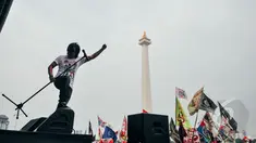 Penampilan Ari Lasso saat Konser Drug Free Asia Afrika di Kawasan Monas, Jakarta, Minggu (19/4/2015). Konser dalam rangkaian KAA itu bertujuan sebagai kampanye pencegahan penyalahgunaan narkotika di kawasan Asia Afrika. (Liputan6.com/Faizal Fanani)