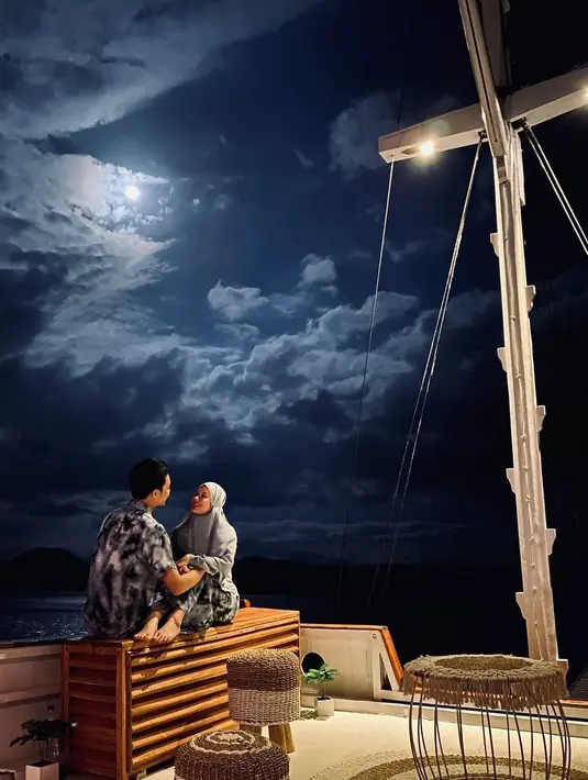 "Menurut kami, tips dan trik menjalankan hubungan apalagi buat kami yang menikah di saat pandemi yaitu saling mengerti dan memuji satu sama lain," ungkap Rey Mbayang. (Instagram/rey_mbayang)