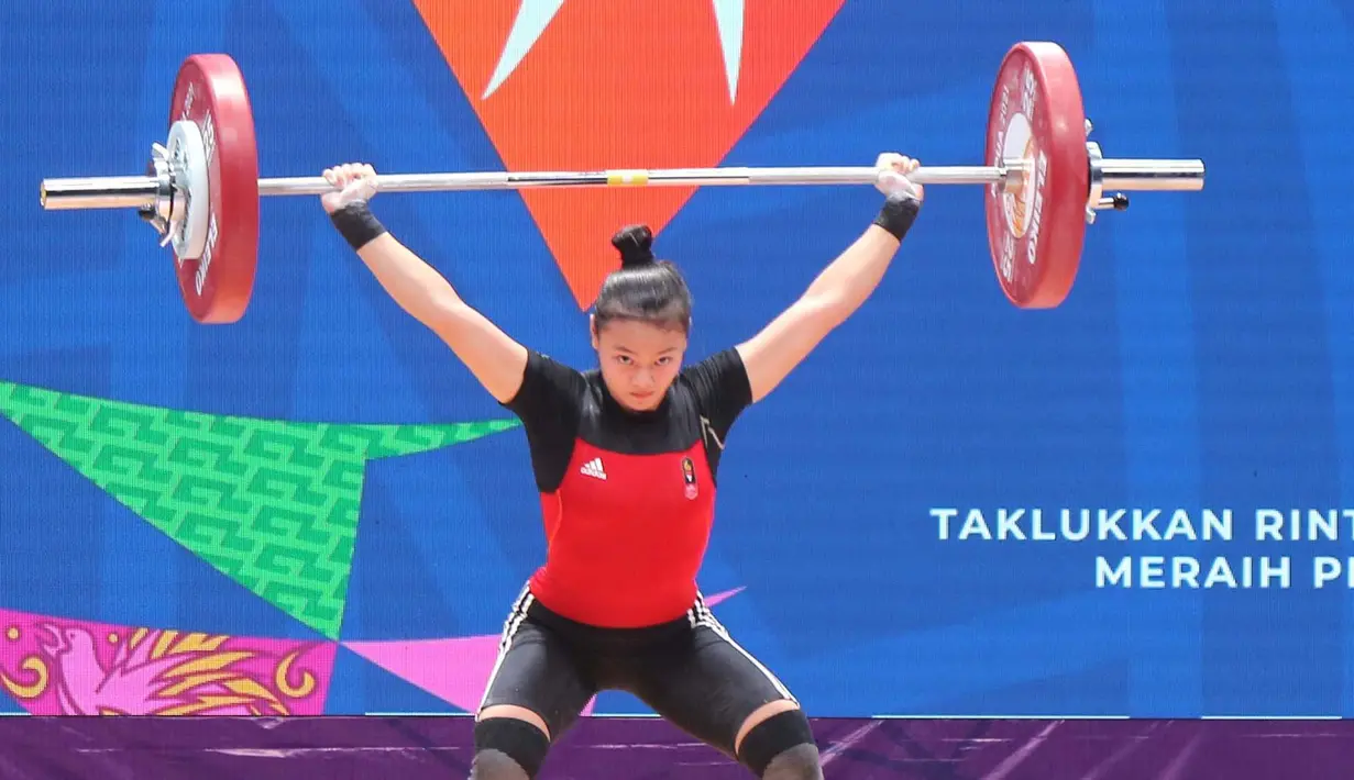 Lifter putri Jawa Barat, Windy Cantika Aisah, saat beraksi pada nomor 49 kg di PON XX Papua di Auditorium Universitas Cendrawasih Jayapura, Rabu (6/10/2021). Cindy meraih medali emas dengan total angkatan 192kg. (Foto: PB PON XX PAPUA/Dadang Tri)